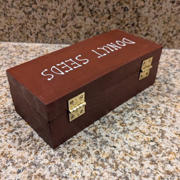 Vintage Wooden Lidded Box – Donut Seed Design on Lid - Picture 4 of 10